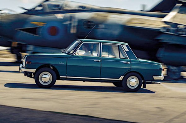 Името е използвано за първи път от Automobilwerk Eisenach в края на 1890 година, а след това отново от BMW за спортна версия на Austin Seven-adjacent 3/15.

Wartburg става марка през 50-те години на миналия век и повечето от колите му се задвижват от трицилиндрови двутактови двигатели.

Последният модел, базиран на съществуващия 353 (известен също като Knight), е представен през 1988 година с далеч по-модерен и приемлив 1,3-литров двигател на Volkswagen.
Той става излишен след обединението на Германия през 1990 година, когато немците от прецаканата страна на Стената получаат възможност да купуват автомобили, произведени в други страни И решават, че вече не искат Wartburg. Защо? Няма нужда да го обясняваме на българите, които полагаха нечувани усилия, за да закарат тази кола от София до морето.